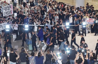 정몽규 등장하자 '개껌' 던진 팬들..."홍명보 사죄하라" 아수라장