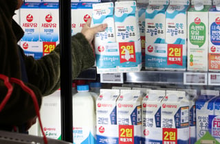 값싼 수입우유 밀려오는데...24년 묵은 원유 쿼터제 '폭탄'