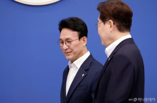 총리직 떠나는 김민석 "회식 한 번 못했는데…" 이 대통령 "그거 참 뉴스네요"