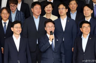 첫날은 빨강, 마지막은 파랑…국무총리 끝 김민석, 양 넥타이 맨 이유는