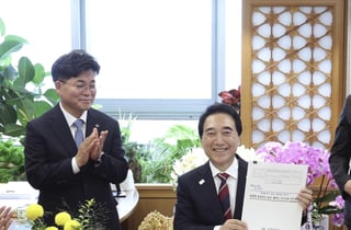 박수현 충남지사,  '충효예 충청정신 실천·통하는 도지사실' 1호 결재