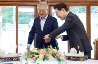 [속보]文, 이 대통령에 "더 큰 리더십 발휘해 모두의 대통령 꿈 이루시길"