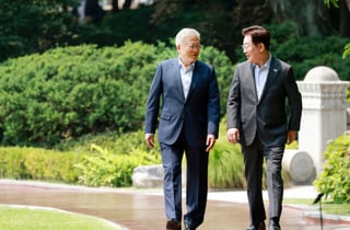 [속보]이 대통령, 文 만나 "내부 단합과 외연 확장, 조화롭게 해 나가야"