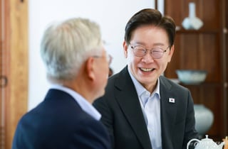 [속보]이 대통령, 文 만나 "제가 너무 늦어 죄송…자주 말씀 들었으면"