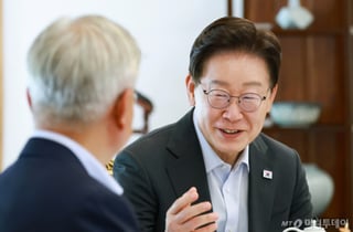 [속보]이 대통령, 文 만나 "민주정부 핵심 과제 중 하나가 균형발전"