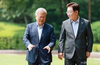 [속보]이 대통령, 文 만나 "남북 관계, 회복 불가능할 정도로 망가졌다는 생각"