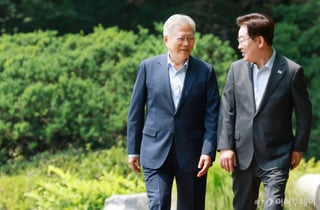 [속보]文, 이 대통령에 "광주 행사 보고 정말 기분 좋았다"