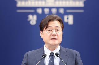 [속보]靑 "이 대통령, 문 전 대통령과 수시 소통하기로"