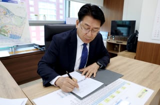 유보화 성동구청장, '정비사업 신속 추진' 1호 결재