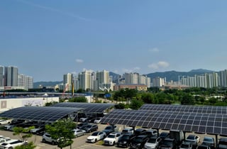 땡볕 막고 전기 만든다…주차장 그늘 된 태양광[넷제로케이스스터디]
