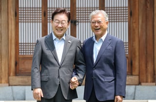 끌어 안고 두 손 꼭잡은 明·文…지지율 반등 계기 마련할까