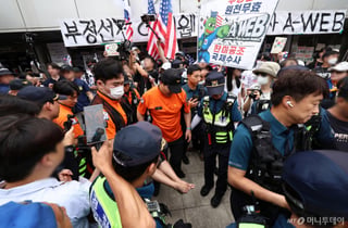 국조특위 검증 앞둔 잠실 개표소 '혼란'…몸싸움에 119 출동