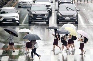 "시원했던 6월과는 달라" '찜통더위' 속 장마 시작…주말 폭우 가능성
