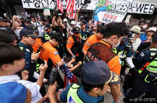 [속보]국조특위, 잠실개표소 진입 시도…경찰, 시위 참가자 강제 해산 중
