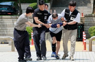 일민미술관서 낫으로 흉기난동 벌인 70대 구속 송치