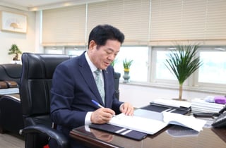 청사 내주고 글로벌 기업 품는다…최대호 안양시장, 1호 결재는