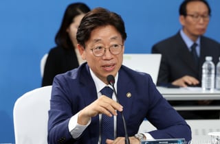 [속보] 오태석 우주청장 "2035년까지 한국형 저궤도 위성통신망 완성"