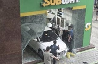 서울 논현역 샌드위치 가게에 '차량 돌진'…1명 중상·4명 경상