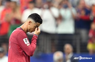 '울고 있는' 호날두 향해 "할아버지처럼 어슬렁 어슬렁" 조롱... 눈물로 끝난 월드컵, 남은 건 혹평뿐