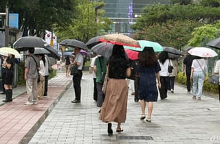 "아침부터 홀딱 젖어" 고된 출근길...우산 펼치다 퍽, 지하철 시비도