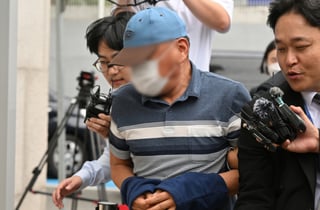 '장윤기 증거 인멸' 경찰관, 손 묶인 채 빠른 걸음...영장심사 출석
