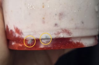 "스무디 쇳조각 죄송"…'삼겹살 먹고 기름으로' 카페 사장 사과