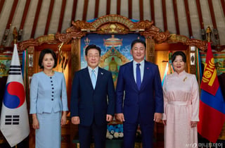 몽골 국빈만찬장 '李대통령 일대기' 상영…결혼식 사진에 좌중 '웃음 만발'