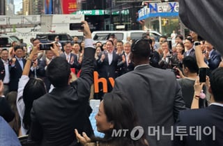SK하닉 직원에 "오! 나스닥"…곳곳 태극기, 상장 열기로 들썩였던 뉴욕의 밤[르포]