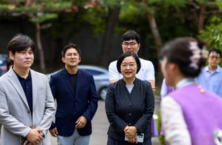 '특별한 손님들' 공관에 초대한 한성숙 총리…김영하 작가 책 선물까지