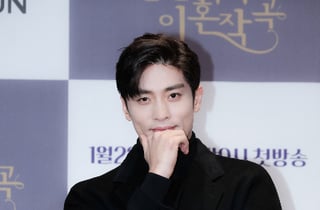 '비매너 논란' 성훈, 활동 뜸해지니…틱톡서 라이브 먹방