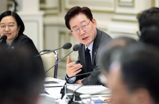 李대통령 "물가 부담 없다면 가정용 전기 요금 조정해야"