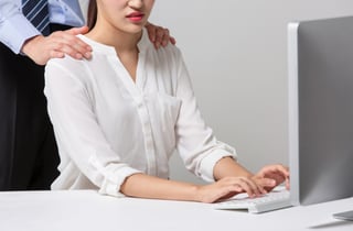 상의 안으로 손 넣고 옷깃 정리?…우체국 공무원, 청각장애 동료 추행 '유죄'