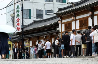 초복이라 줄섰지만 "2만원 삼계탕 비싸"...사장님 "남는 게 없다"