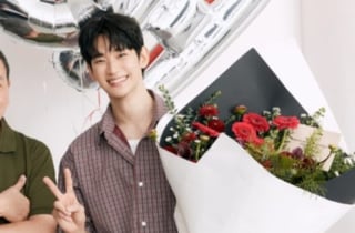 김수현, 1년4개월만 근황…꽃다발 들고 '활짝' "가족과 재회"