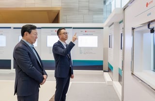 신동빈 회장 "AI 대전환 시대" 강조...유통·식품 사업 체질개선 주문