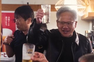 한국선 치맥, 일본선 이자카야…젠슨 황, 현지 협력사와 '건배'