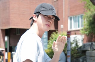 BTS 진에 기습 뽀뽀..."이게 범죄?" 50대 일본인, 또 재판 불출석