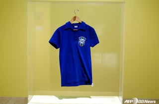 '75억인데 1위 아니다' 펠레가 입은 전설의 10번 유니폼... 마라도나 '신의 손' 못 넘었다