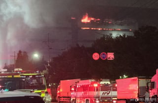 "내부에 가연성 물질 가득"...쿠팡 물류센터 불, 밤샘 진화에도 안 꺼져