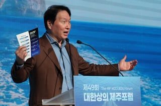 최태원 "AI반도체 수요, 내년 두배 '아비규환'…美에도 팹 지어야"