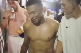 "0-4 지는데 적장과 낄낄, 하프타임에 유니폼도 교환" 음바페 기행에 비난... 그래도 후반전 멀티골 폭발 "메시 넘었다"
