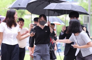 '구속 기로' 올다르크, 태극기·성조기 달고 법원 출석...질문엔 '묵묵부답'