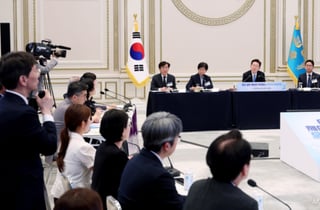신생아 의사 8분 호소...이 대통령 "할 말씀 많았나 보다" 끝까지 경청