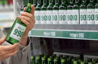 "990원 소주 완판, 반값 버거·커피 인기 폭발"...지갑닫는 소비자 잡아라