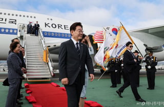 이재명 대통령, 美 샌프란시스코 도착…이정후 선수 사인볼 받았다
