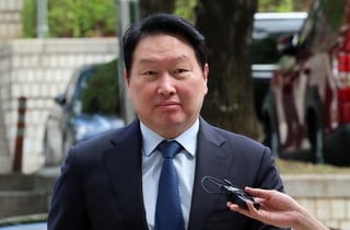 최태원 회장 '9440억' 어떻게 마련하나...SK실트론 매각 딜레마