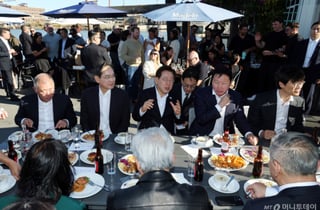 "한국은 부자" 농담 속…李대통령, 이재용·젠슨황과 "우리는 식구다" 건배사