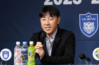 '선수 폭행' 징계 받은 신태용…페르시자 "감독 교체 없다"