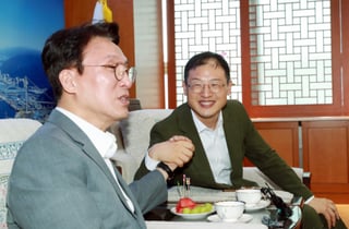 "동지의 정 그리웠는데…" 손 꽉 잡은 김민석·김상욱, 어떤 대화 나눴나