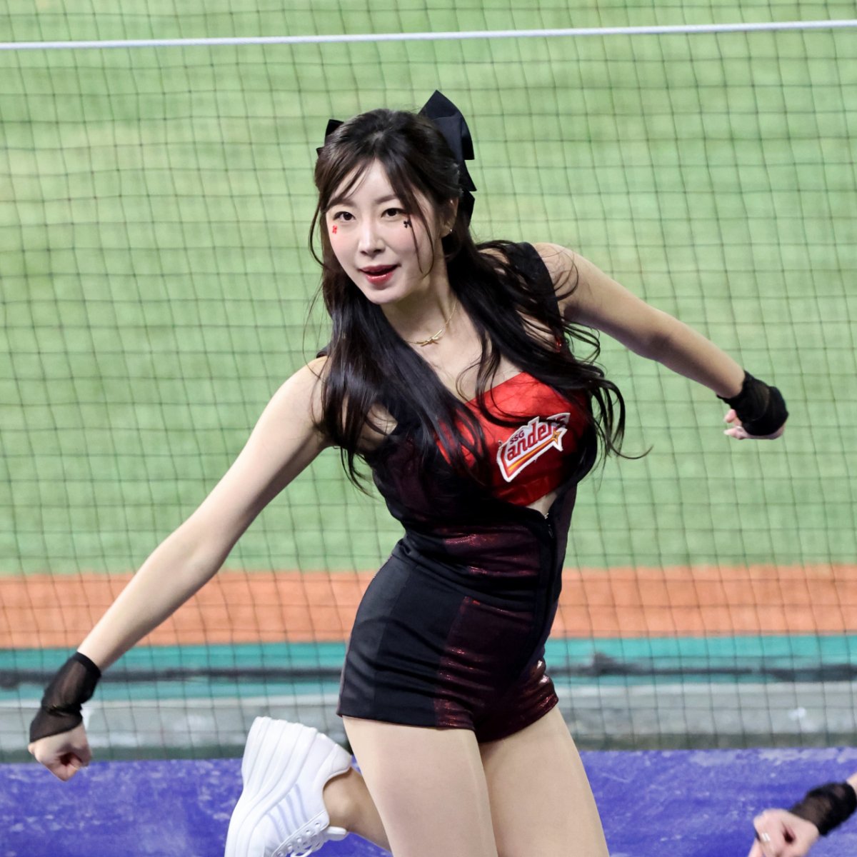 안지현 치어리더 경기장 공연과 활동 사진 2